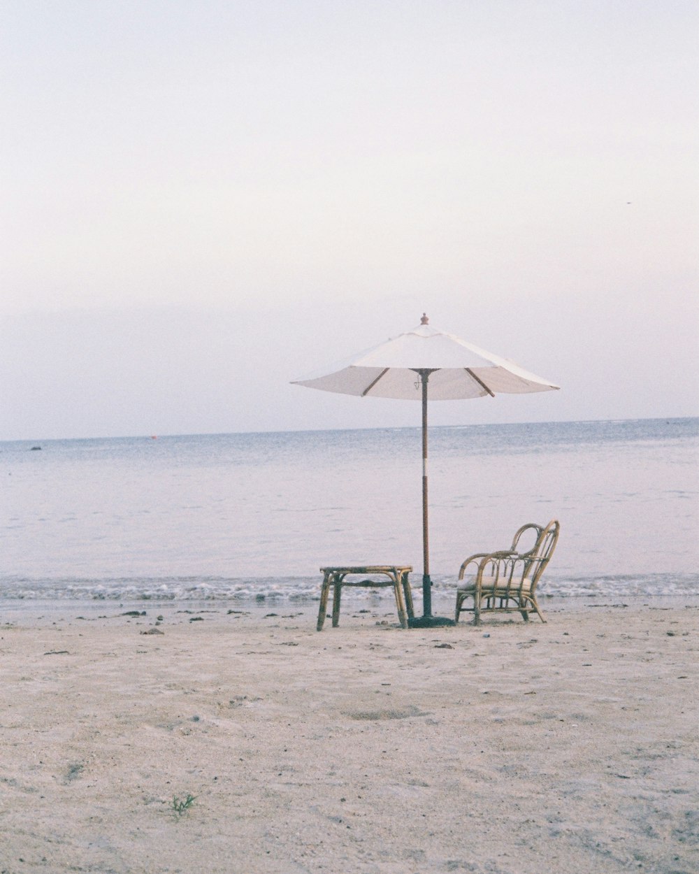 Beach chairs and umbrellas on Lamai beach, Koh Samui — photo: narue sri / Unsplash